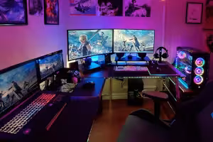 Setup gamer completo com PC, múltiplos monitores e iluminação ambiente, mostrando a necessidade de uma boa instalação elétrica